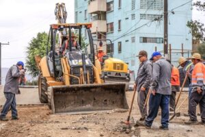 escavatore su strada durante i lavori
