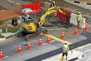 cantiere stradale con operai a lavoro visto dall'alto