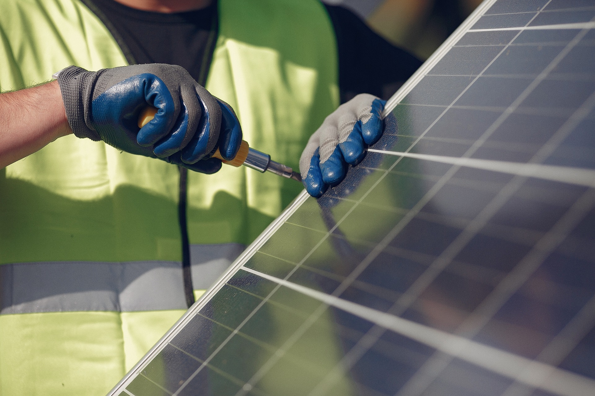 tecnico a lavoro su un pannello fotovoltaico