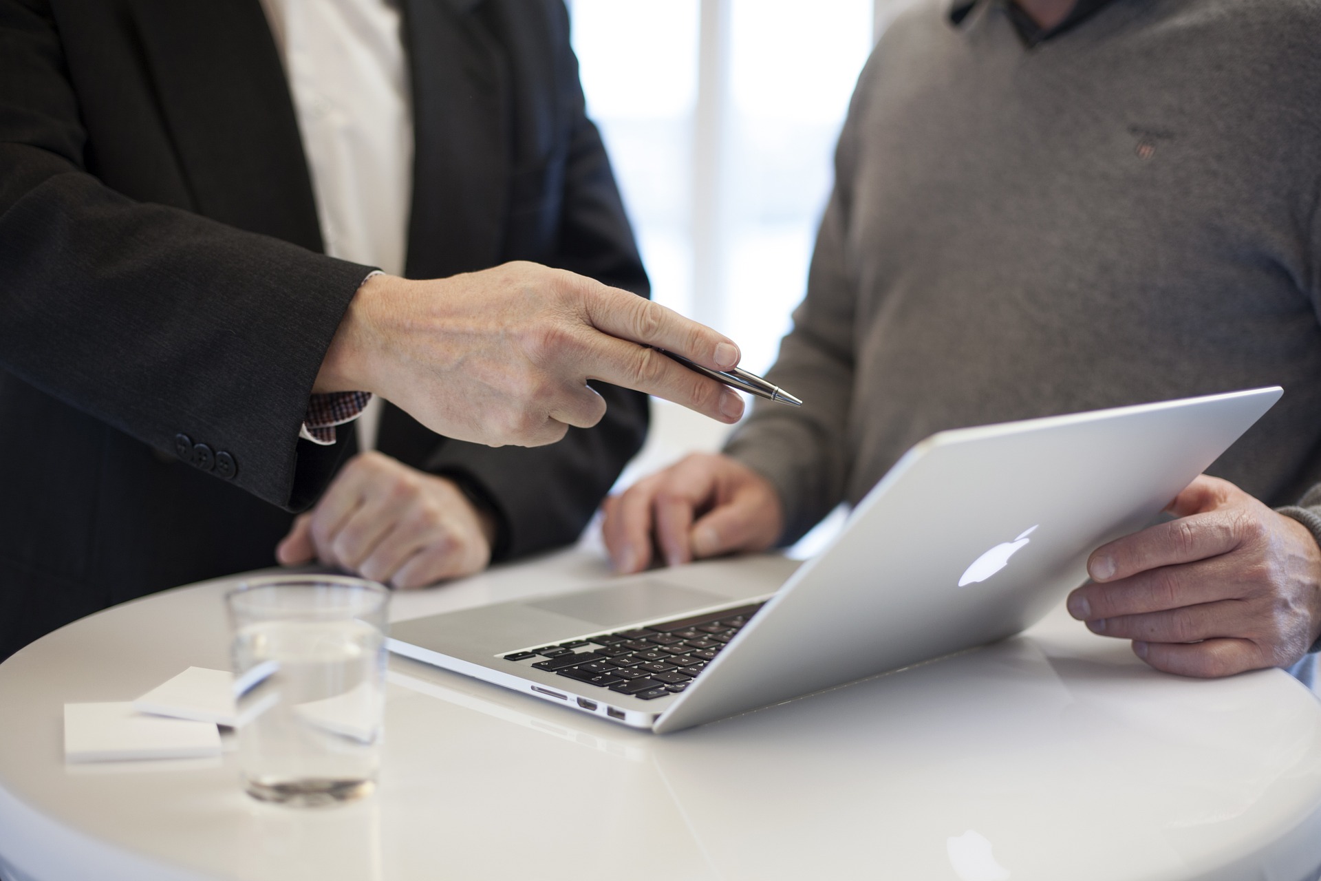 consulente del lavoro che consiglia un utente