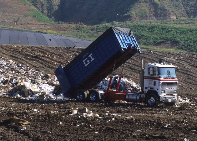 camion in discarica