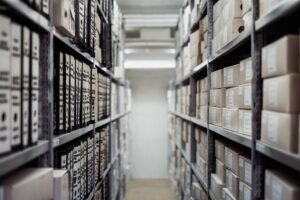 corridoio di un archivio in bianco e nero