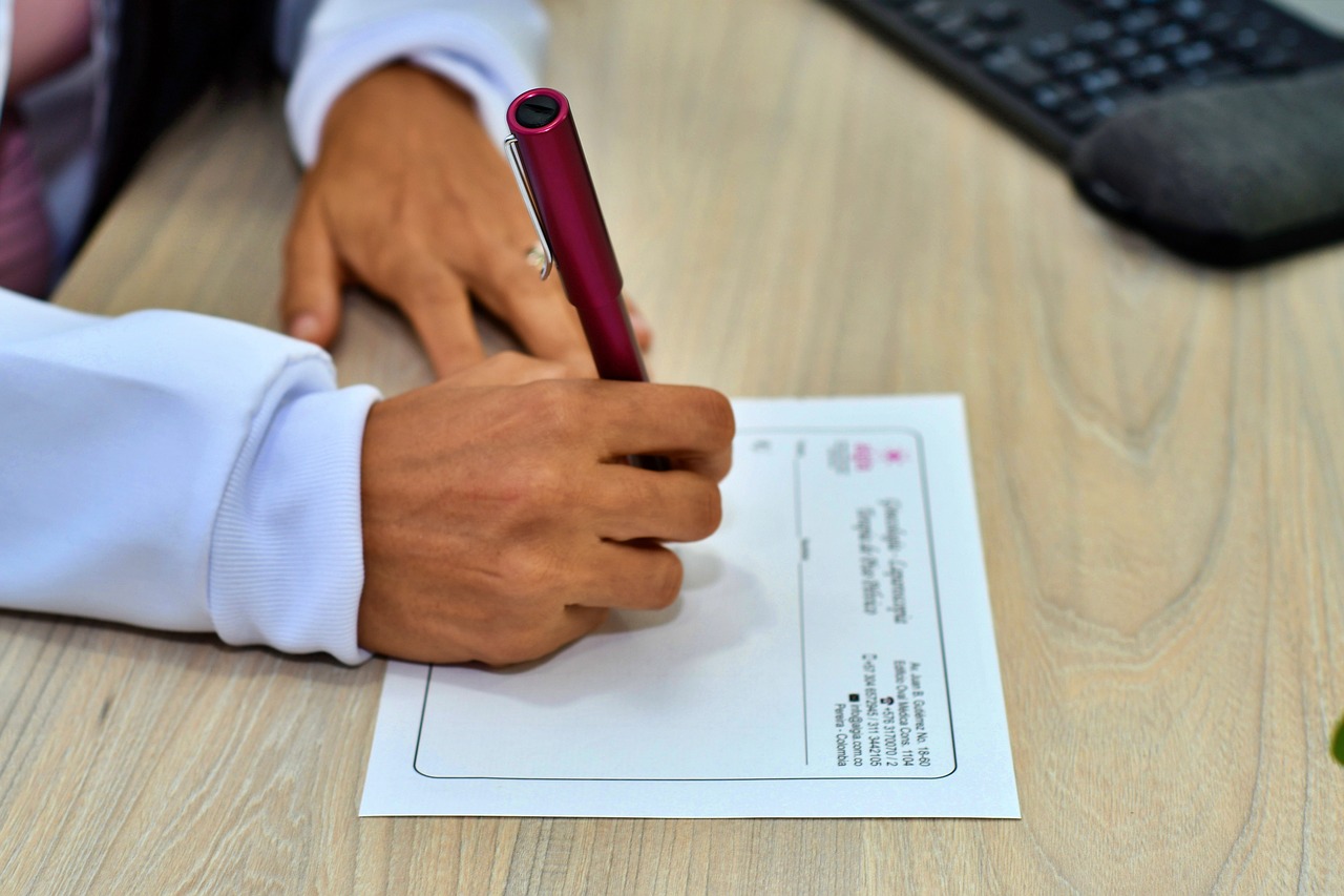 dottore che scrive una ricetta