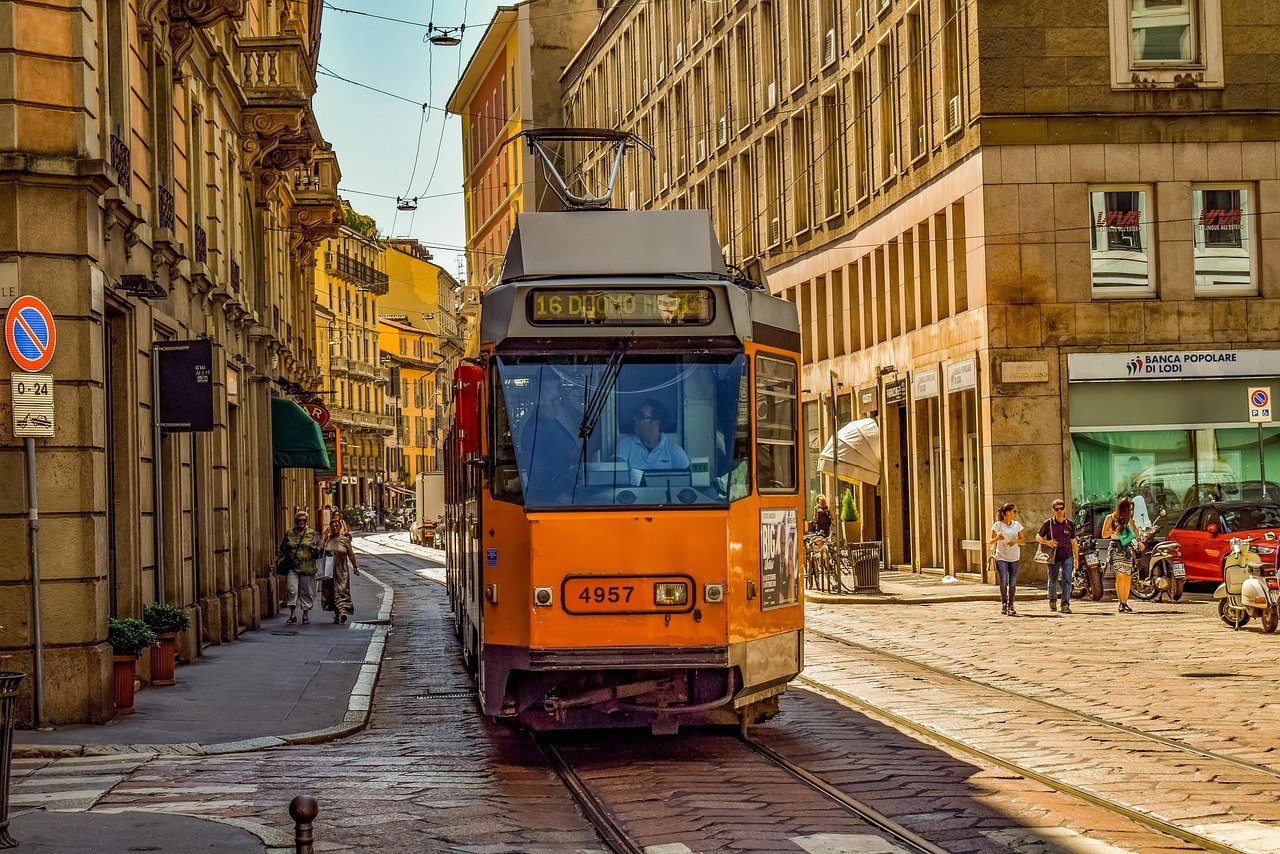 tram che percorre una via di Milano