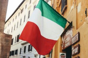 bandiera italiana che sventola su un palazzo