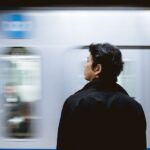 giapponese che aspetta la metropolitana