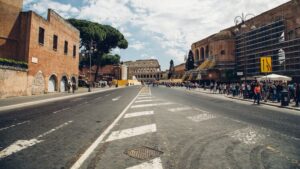 strada di Roma che termina al Colosseo