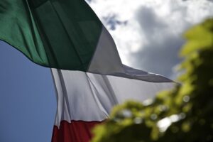 bandiera italiana che sveltola