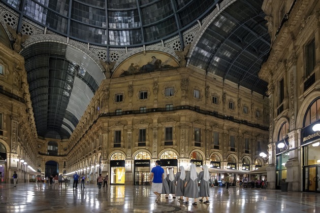Galleria di Milano con suore a passeggio