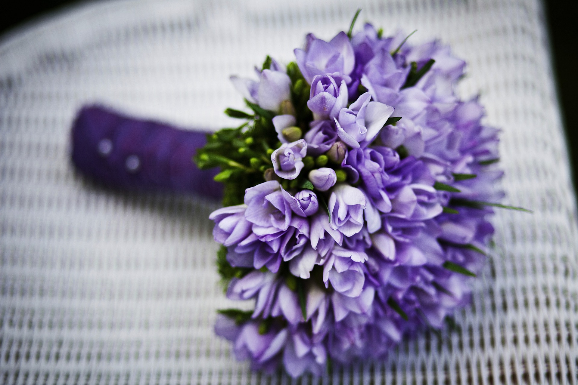 mazzo di fiori viola su un tavolo