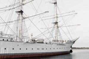 immagine di una nave a vela in porto