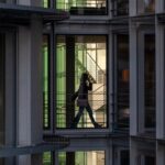 donna che cammina in ufficio