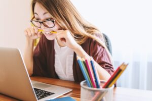 ragazza che lavora davanti al pc
