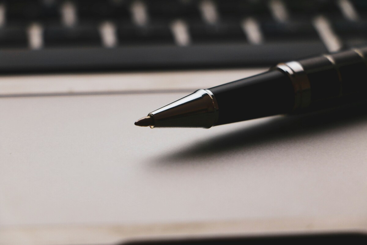 penna appoggiata su pc per capire come funziona il bando di gara pubblico