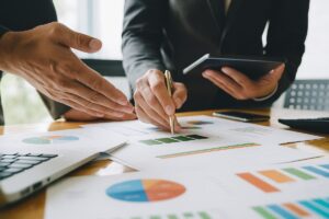 Due professionisti discutono su grafici e dati per una fideiussione Consip