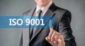Professionista consulta un documento ISO 9001 in un ufficio tecnico
