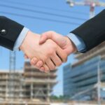 Stretta di mano per fideiussione concessione edilizia