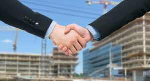 Stretta di mano per fideiussione concessione edilizia