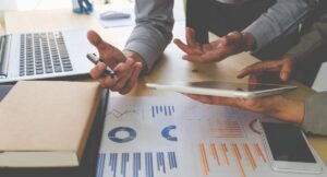 mprenditore e consulente leggono una guida digitale agli appalti pubblici 2025 con documenti e strumenti digitali sul tavolo