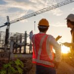 "Cantiere con cartello Permesso di Costruire e gru