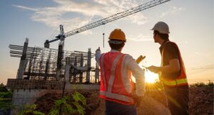 "Cantiere con cartello Permesso di Costruire e gru