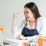 imprenditrice coreana legge la guida vies