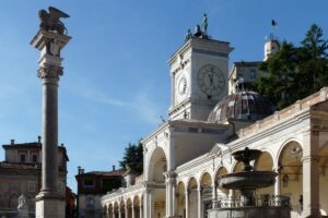 Udine, Torre dell’Orologio e Loggia di San Giovanni in Friuli Venezia Giulia – Bando regionale per contributi fino a 30.000 euro per ristrutturare casa