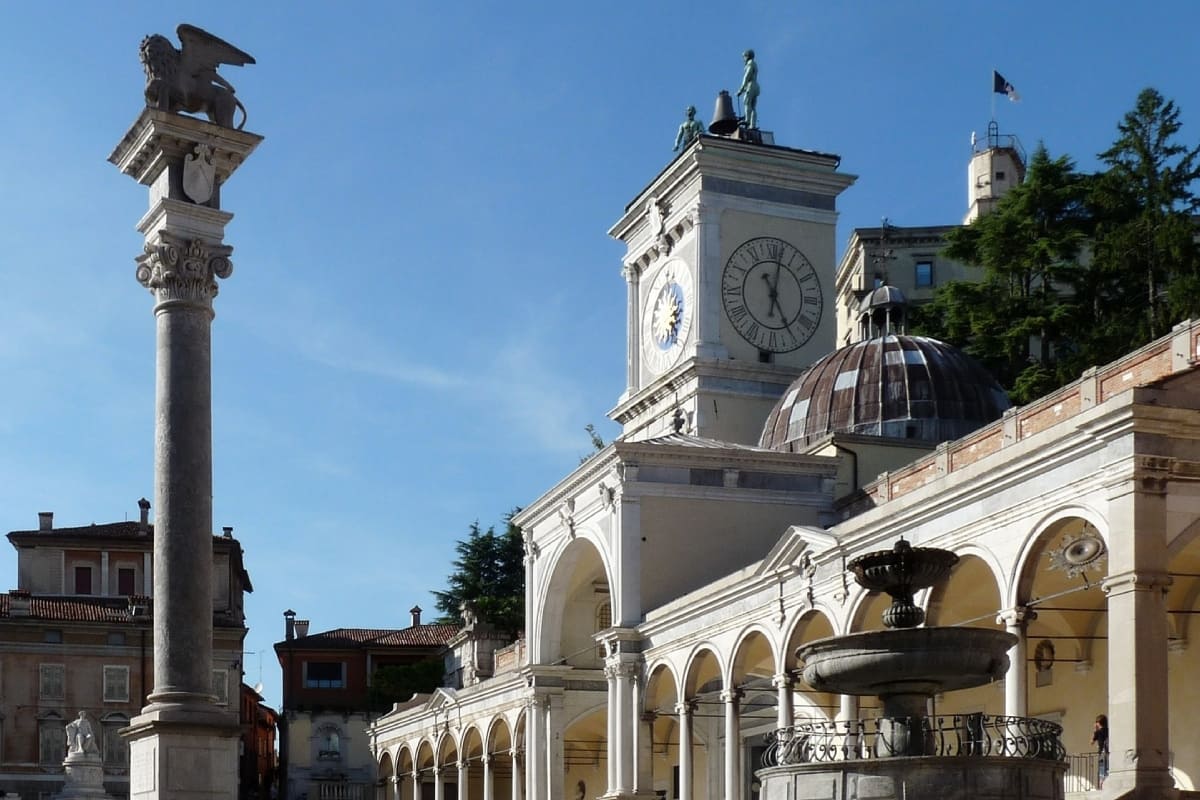 Udine, Torre dell’Orologio e Loggia di San Giovanni in Friuli Venezia Giulia – Bando regionale per contributi fino a 30.000 euro per ristrutturare casa