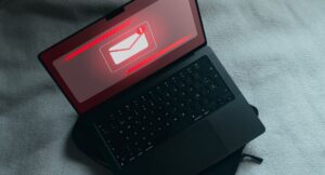 Email sospetta con dominio falso Alandia Försäkring segnalata da IVASS come parte di una truffa fideiussoria.