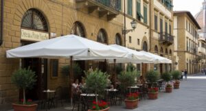 Dehors nel centro storico di Firenze soggetto al nuovo regolamento comunale 2026 con obbligo di fideiussione assicurativa