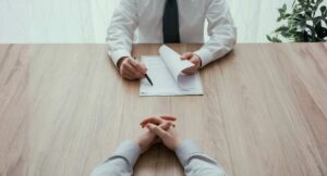 persona all'interno di un'agenzia per il lavoro