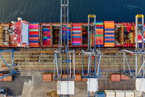 Container in un porto commerciale: fideiussione assicurativa CBAM per dichiaranti autorizzati