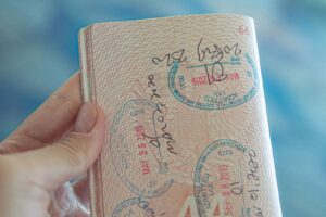 Passaporto con timbri di ingresso: fideiussione bancaria per il visto turistico in Italia